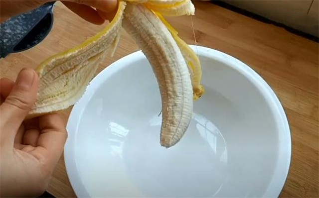 一根香蕉，1勺面粉，快速做出营养又美味的早餐，5分钟就搞定(图1)